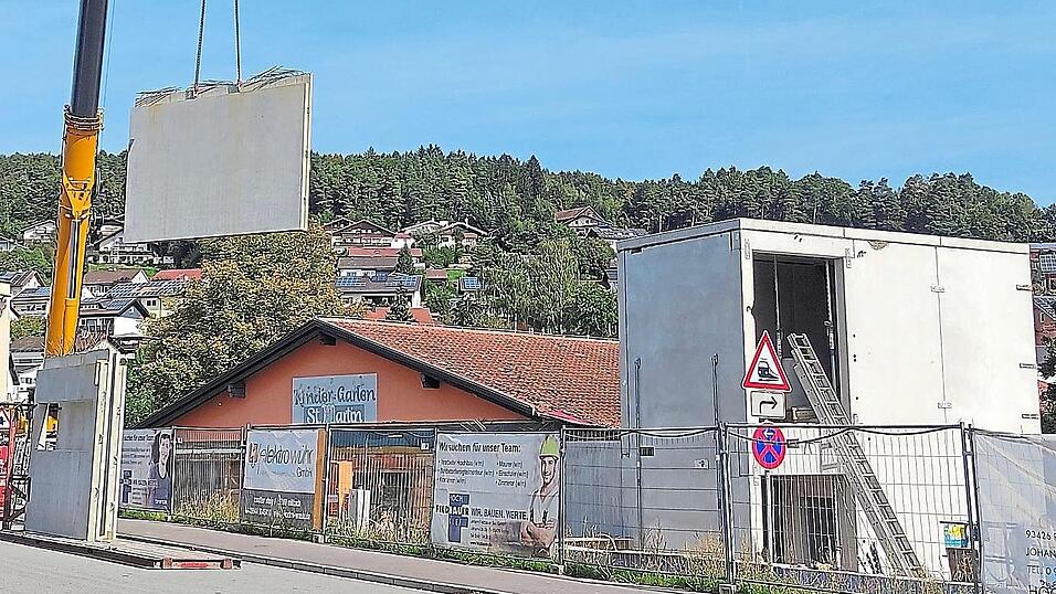 Nachdem die Chamer Firma Schierer mittels eines Spezialanhängers die schweren Fertigteile anlieferte, wurden diese mit Hilfe eines großen Kranes eingepasst. Nachdem die Chamer Firma Schierer mittels eines Spezialanhängers die schweren Fertigteile anlieferte, wurden diese mit Hilfe eines großen Kranes eingepasst.