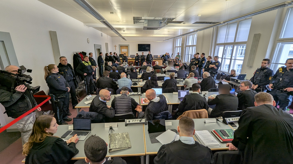 Wegen der Zahl der Angeklagten musste ein Gerichtssaal umgebaut werden.