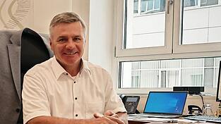 Die letzten Wochen im alten Büro: Peter Dreier zwischen Schreibtisch und Datenschutzboxen für die Dokumente.