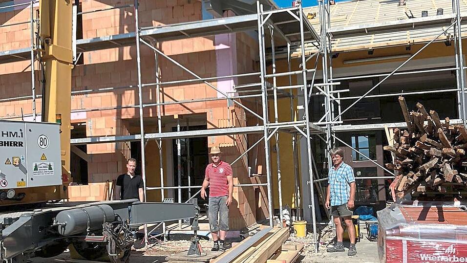 Besuch auf der Baustelle: B&uuml;rgermeister Florian Neppl, Gemeinderat Martin Vogl und Kommandant Stefan Hartl (von links).