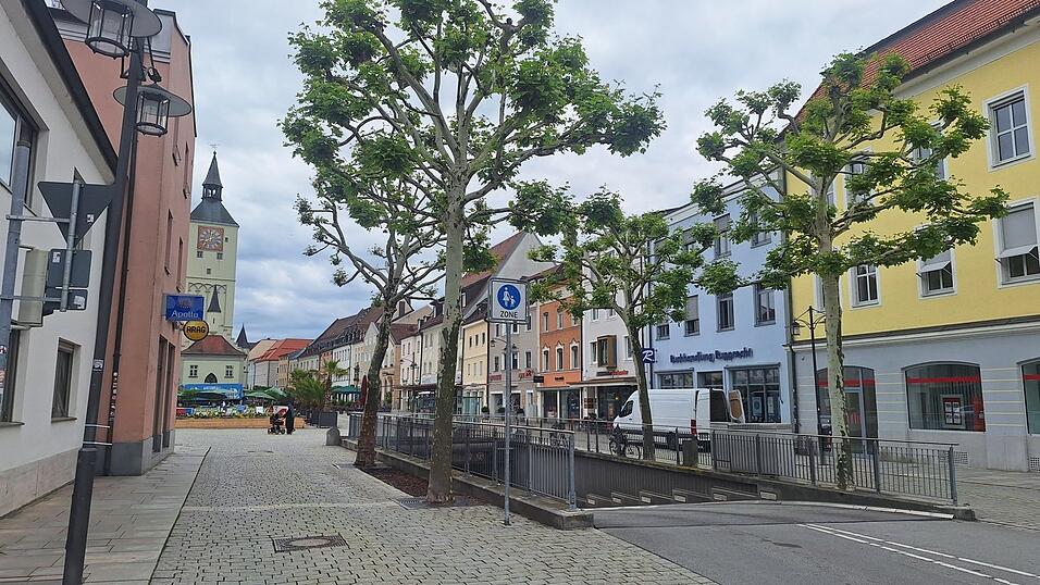An diesen beiden Einfahrtsstellen am Oberen Stadtplatz werden bei anstehenden Veranstaltungen solche mobile Sperrsysteme aufgestellt. An diesen beiden Einfahrtsstellen am Oberen Stadtplatz werden bei anstehenden Veranstaltungen solche mobile Sperrsysteme aufgestellt.