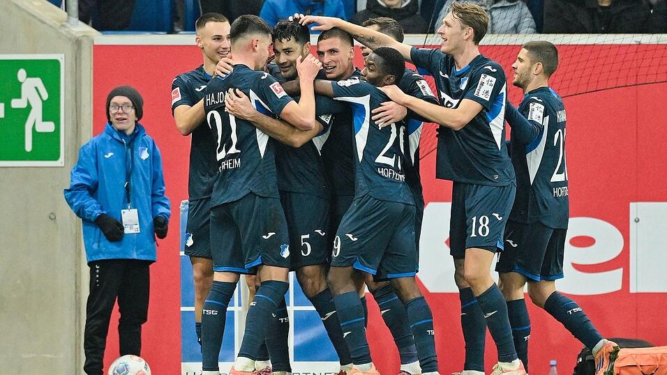 Ozan Kabak (3. Spieler von l.) bejubelt Tor und Rückkehr in die Startelf nach schwierigen Zeiten. Ozan Kabak (3. Spieler von l.) bejubelt Tor und Rückkehr in die Startelf nach schwierigen Zeiten.