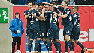 Ozan Kabak (3. Spieler von l.) bejubelt Tor und Rückkehr in die Startelf nach schwierigen Zeiten. Ozan Kabak (3. Spieler von l.) bejubelt Tor und Rückkehr in die Startelf nach schwierigen Zeiten.