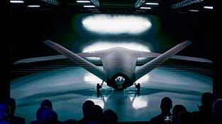 Der Drohnenhersteller Helsing will sich vergr&ouml;&szlig;ern und bereitet den Bau eines neuen Werks vor. Unter anderem will das Unternehmen innerhalb von vier Jahren ein KI-gesteuertes unbemanntes Kampfflugzeug entwickeln. (Archiv)