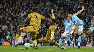 Omar Marmoush (r) von Manchester City erzielt das 2:0.