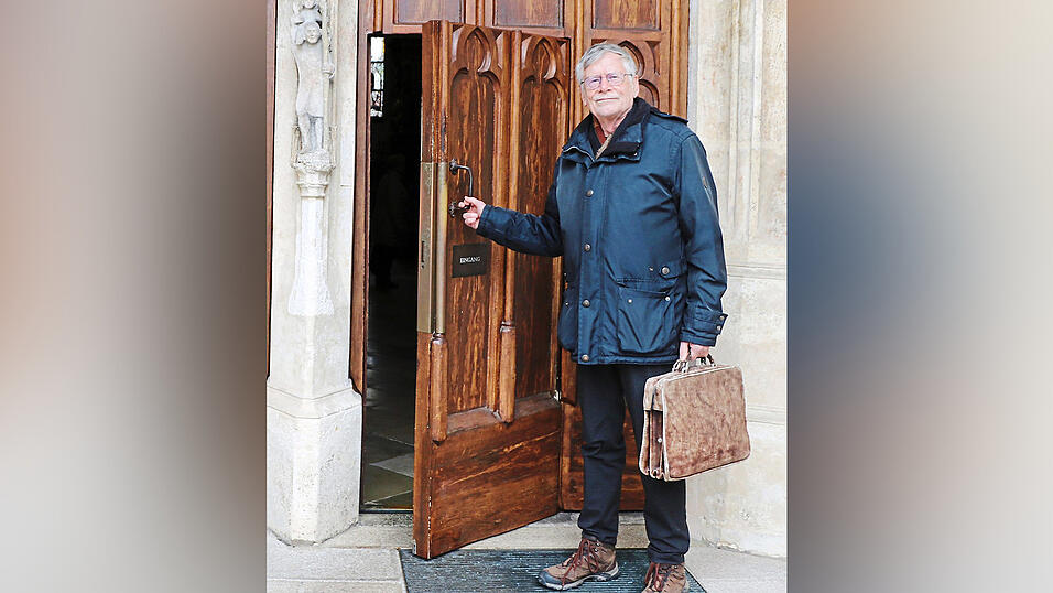 Ein bisschen als T&uuml;r&ouml;ffner zum Glauben versteht sich Manfred Kr&auml;tzschmar mit seinen Bildern. Hier steht er vor dem Eingang zu St. Jakob in Straubing.