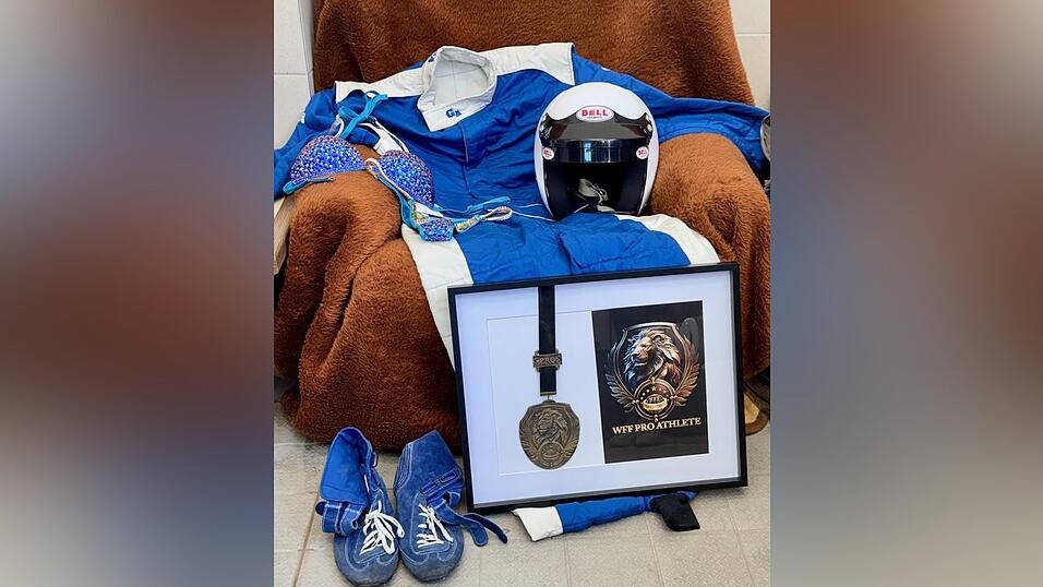 Ihre Leidenschaften vereint: Die Ausr&uuml;stung f&uuml;r die Rallyes sowie Ellmaurers Wettkampf-Bikini und ihre Medaille.