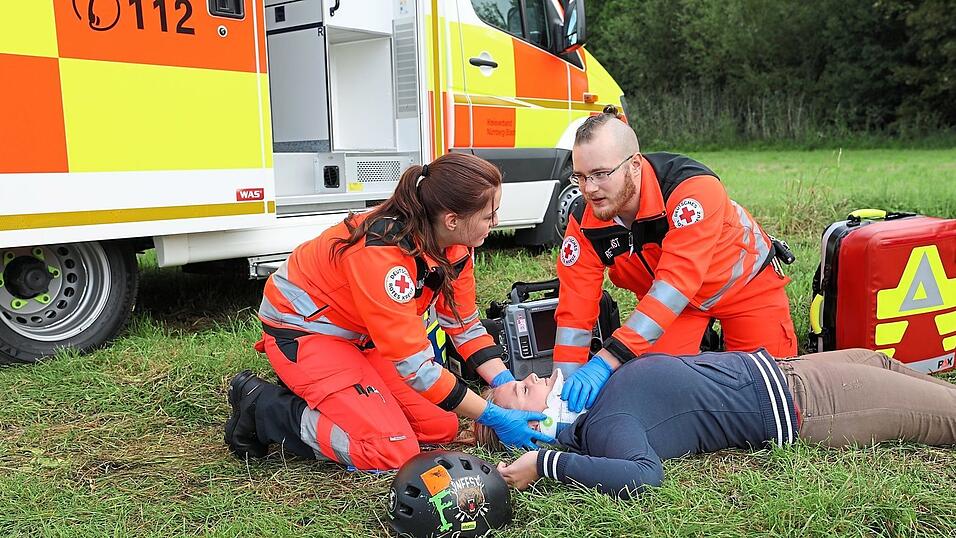 Es ist wichtig, die Grundlagen der Ersten Hilfe zu kennen, um diese im Ernstfall auch anwenden zu k&ouml;nnen und zu helfen, bis der Rettungsdienst am Unfallort eintrifft.