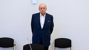 Star-Koch Alfons Schuhbeck steht als Angeklagter im Gerichtssaal.