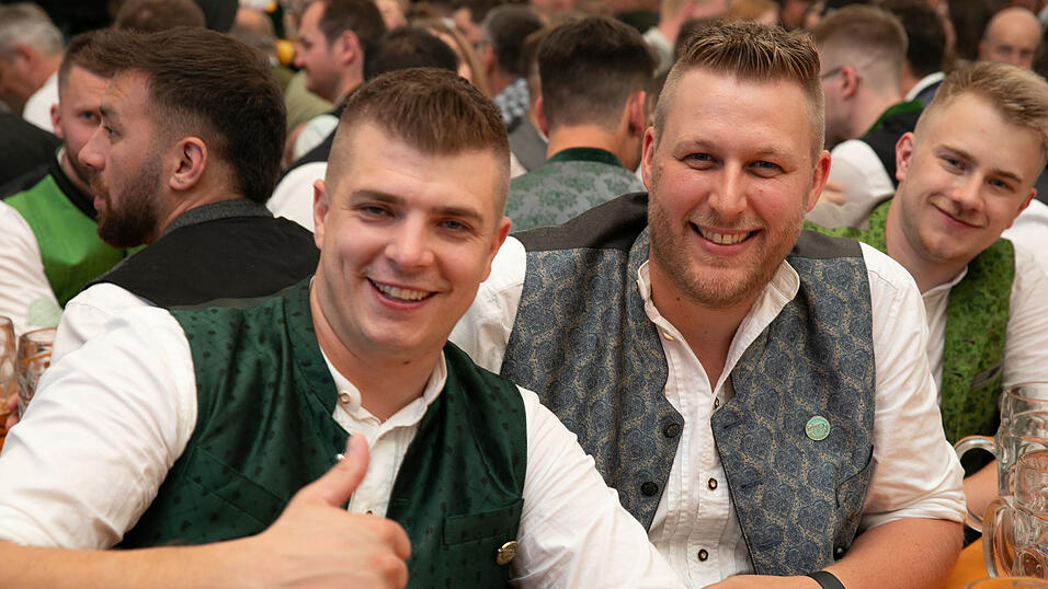 Echte Blasmusikfans lie&szlig;en sich den Montagabend im Festzelt Weckmann nicht entgehen.