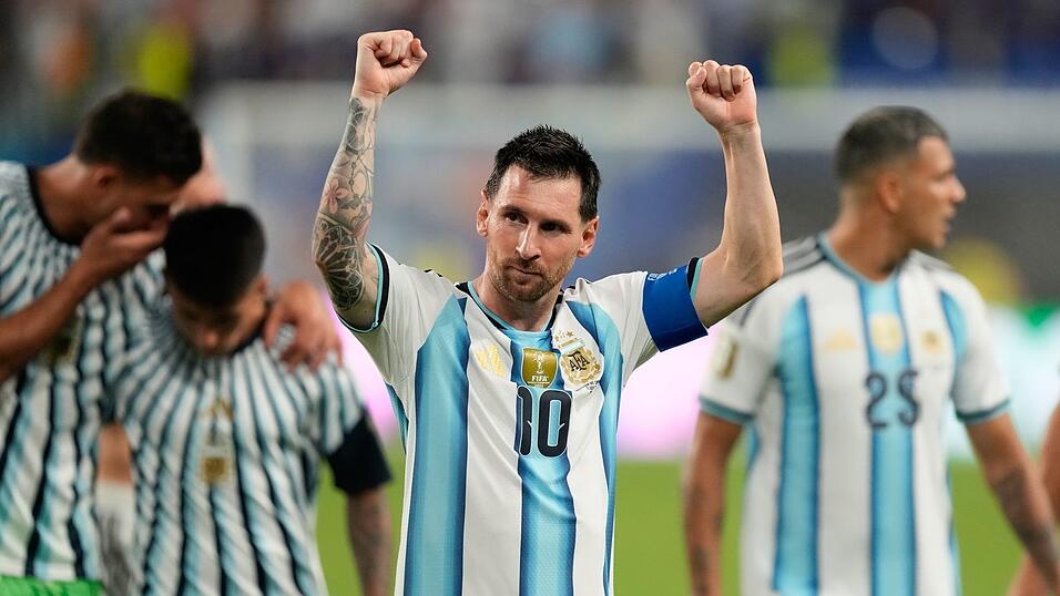 Das tut weh: Lionel Messi mit Beule am Kopf nach dem Sieg gegen Kap Verde. Das tut weh: Lionel Messi mit Beule am Kopf nach dem Sieg gegen Kap Verde.