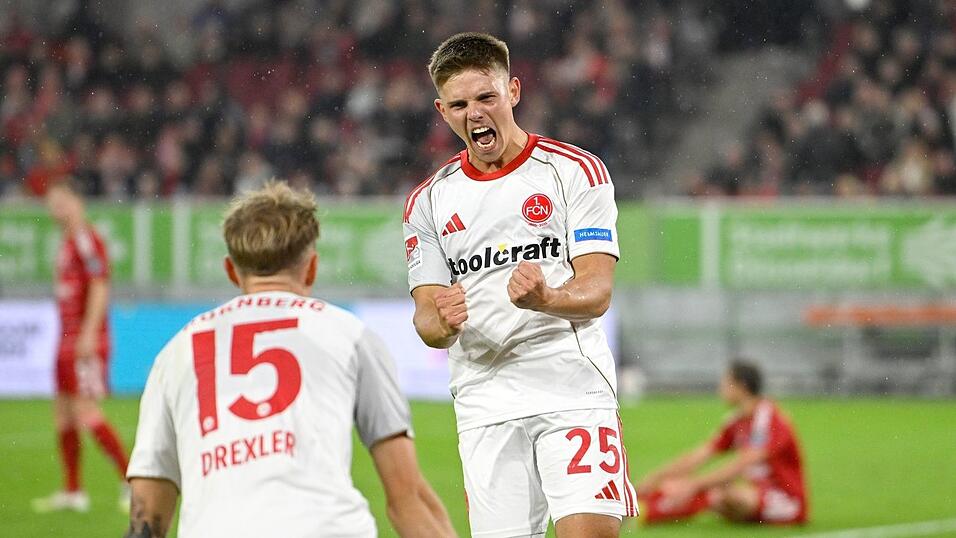 Nürnbergs Matchwinner Finn Becker (r) jubelt nach seinem Siegtor.