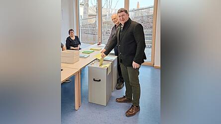 Manuel Schott gab am Sonntag im Wahllokal in Pauluszell seine Stimme ab.
