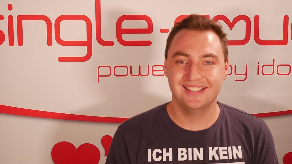 Jan K.: Hier geht's zu seinem Video: http://www.idowa.de/inhalt.er-sucht-ihn-single-jan-k.38b051ac-9e32-40a4-84ff-3e8dbec2a6d5.html Wenn du möchtest, dass Jan K. Mister Single-Couch 2017 wird, dann drücke auf 'Gefällt mir': https://www.facebook.com/pg/singlecouch/photos/?tab=album&album_id=1358187074293674