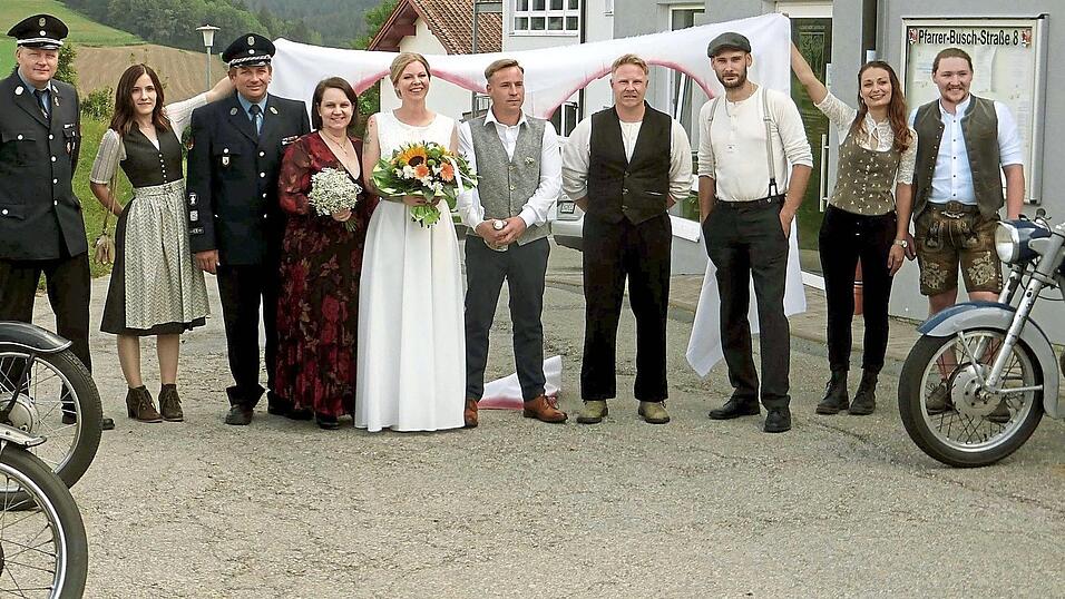 Carina und Tobias Wellisch mit ihren Treuzeugen, Motorradfreunden sowie den Vorsitzenden der FFW Arrach. Carina und Tobias Wellisch mit ihren Treuzeugen, Motorradfreunden sowie den Vorsitzenden der FFW Arrach.