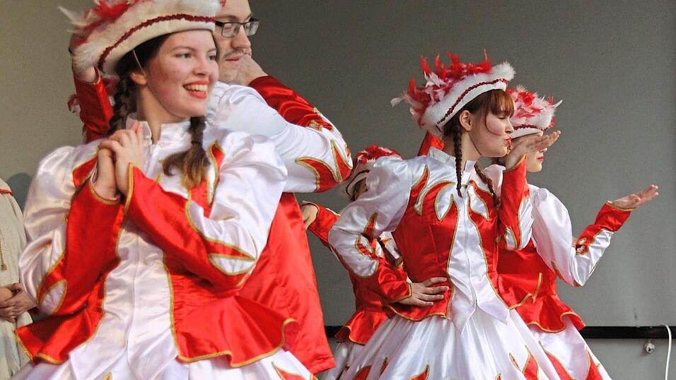 2020 verteilen die charmanten Gardemädchen der Chamer Faschingsgesellschaft am Marktplatz noch Küsschen an die Zuschauer. Für diese Saison muss Präsidentin Heidi Engl dem närrischen Treiben eine Absage erteilen: Die Faschingsgesellschaft hat zu wenig Mitwirkende. 2020 verteilen die charmanten Gardemädchen der Chamer Faschingsgesellschaft am Marktplatz noch Küsschen an die Zuschauer. Für diese Saison muss Präsidentin Heidi Engl dem närrischen Treiben eine Absage erteilen: Die Faschingsgesellschaft hat zu wenig Mitwirkende.
