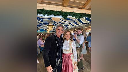 Josef Rädlinger und seine Frau Petra begrüßten ihre Mitarbeiter am Eingang des Festzelts.