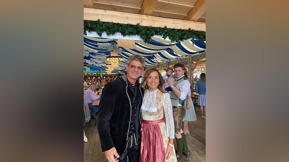 Josef R&auml;dlinger und seine Frau Petra begr&uuml;&szlig;ten ihre Mitarbeiter am Eingang des Festzelts.