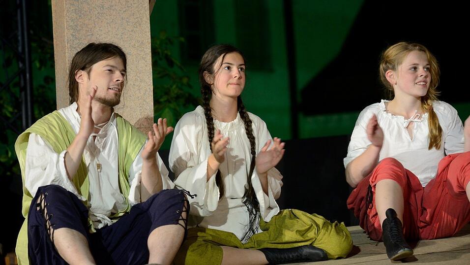 In der Pause hatte die Showtanzgruppe 'Flip Flops' Zeit, ihr ganzes Können zu präsentieren. (Fotos: Ulli Scharrer) In der Pause hatte die Showtanzgruppe 'Flip Flops' Zeit, ihr ganzes Können zu präsentieren. (Fotos: Ulli Scharrer)