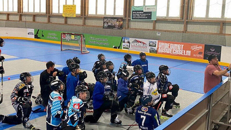 Die U16 des IHC Atting trainiert schon wieder. Coach Markus Alzinger (r.) gibt den Spielern auf einer Tafel taktische Anweisungen. Die U16 des IHC Atting trainiert schon wieder. Coach Markus Alzinger (r.) gibt den Spielern auf einer Tafel taktische Anweisungen.