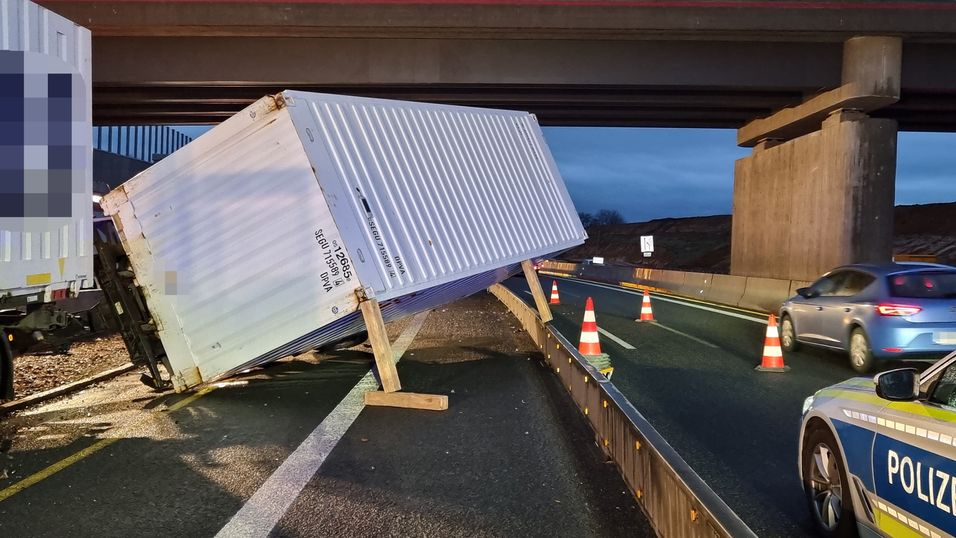 Auf der A3 bei Regensburg ist am Freitagabend ein Lastwagenanhänger umgekippt.