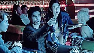 Der junge Journalist Jake (links) recherchiert in der kriminellen Seite Tokios. Der junge Journalist Jake (links) recherchiert in der kriminellen Seite Tokios.