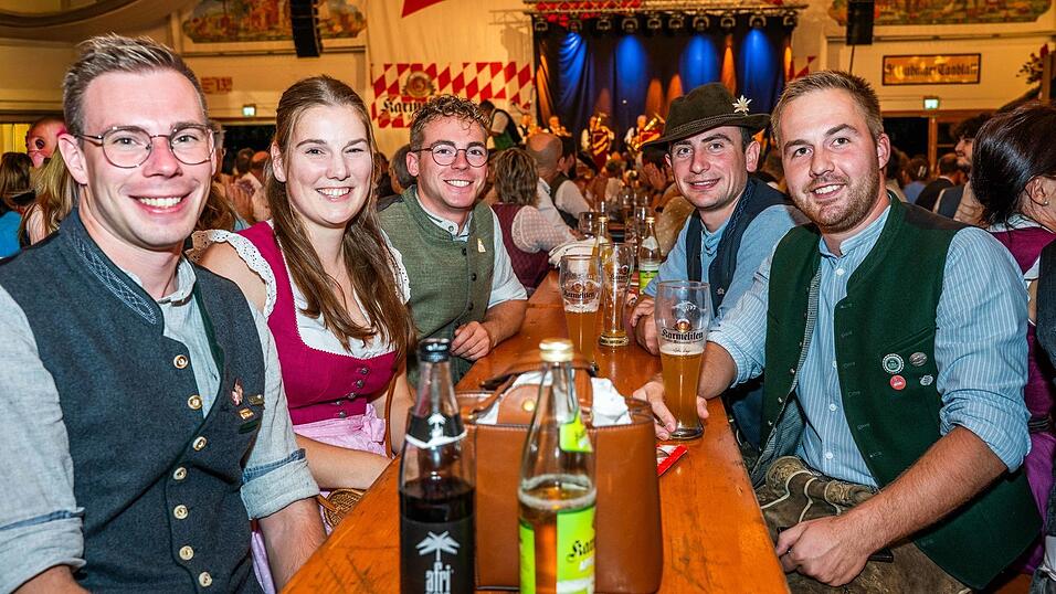 Die Partybilder vom Montag, 17. August, aus dem Festzelt Greindl. Die Partybilder vom Montag, 17. August, aus dem Festzelt Greindl.