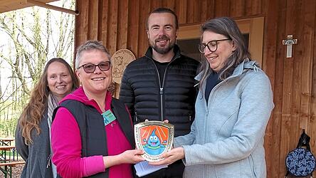 Kitaleiterin Michaela Krüger, Gruppenleiterin Susanne Bilecki und Bürgermeister Johannes Brunner (von links) nahmen das Kneipp-Gütesiegel von Melanie Pfaffeneder (rechts) vom Kneipp-Verein Abensberg entgegen.