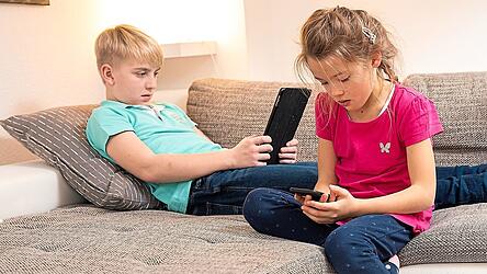 Kinder verbringen laut Studien teils immens viel Zeit an Handy oder Tablet.