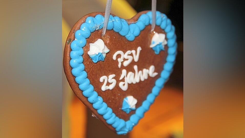 Die Geehrten mit Bürgermeister Sebastian Stanglmaier, den beiden Vereinsvorsitzenden Eva Strasser und Michael Kapfhammer, dem Pinsdorfer Altbürgermeister Dieter Helms mit Frau Rosemarie sowie dem ehemaligen Pfarrer Josef Dotzler. Die Geehrten mit Bürgermeister Sebastian Stanglmaier, den beiden Vereinsvorsitzenden Eva Strasser und Michael Kapfhammer, dem Pinsdorfer Altbürgermeister Dieter Helms mit Frau Rosemarie sowie dem ehemaligen Pfarrer Josef Dotzler.