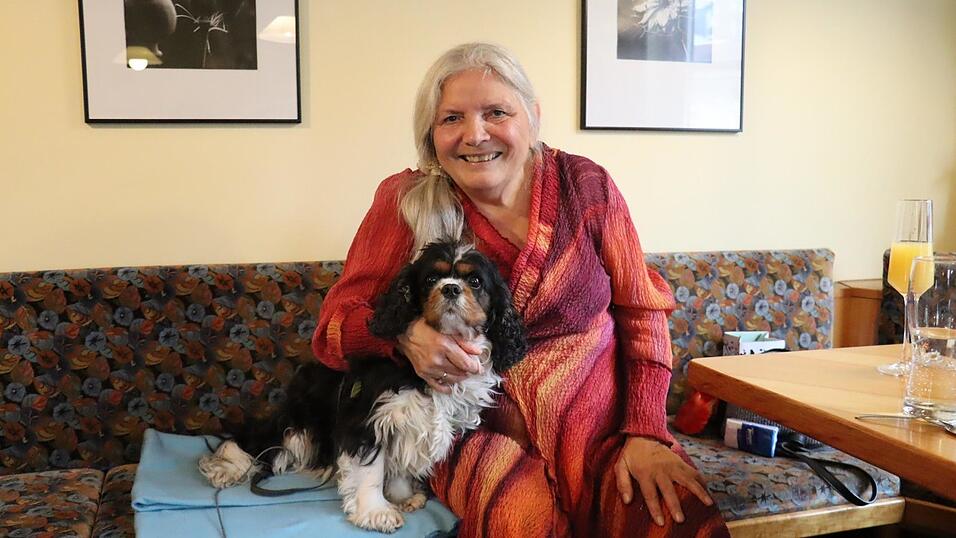 „Er ist mein Markenzeichen“, sagt Edeltraud Forster über ihren Hund Gustl. Ihr Vierbeiner begleitet sie zu jeder Märchenstunde. „Er ist mein Markenzeichen“, sagt Edeltraud Forster über ihren Hund Gustl. Ihr Vierbeiner begleitet sie zu jeder Märchenstunde.