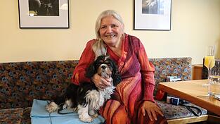 „Er ist mein Markenzeichen“, sagt Edeltraud Forster über ihren Hund Gustl. Ihr Vierbeiner begleitet sie zu jeder Märchenstunde. „Er ist mein Markenzeichen“, sagt Edeltraud Forster über ihren Hund Gustl. Ihr Vierbeiner begleitet sie zu jeder Märchenstunde.