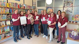 Gerlinde Dorner und ihr Team freuen sich auf viele H&ouml;hepunkte im Jubil&auml;umsjahr. Aus diesem Anlass haben alle Mitarbeiter eigens bedruckte Shirts bekommen.