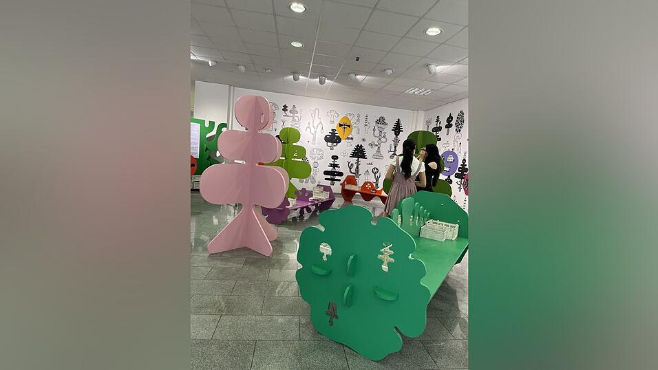 Noch weiß niemand, wie am Ende der Kulturtage der „Wald der Geheimnisse“ aussehen wird. Jeder Besucher kann mit eigenen Fantasiewesen die Bäume mit Leben erfüllen. Der Wald als kollektives Kunstprojekt. Noch weiß niemand, wie am Ende der Kulturtage der „Wald der Geheimnisse“ aussehen wird. Jeder Besucher kann mit eigenen Fantasiewesen die Bäume mit Leben erfüllen. Der Wald als kollektives Kunstprojekt.
