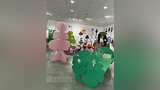 Noch weiß niemand, wie am Ende der Kulturtage der „Wald der Geheimnisse“ aussehen wird. Jeder Besucher kann mit eigenen Fantasiewesen die Bäume mit Leben erfüllen. Der Wald als kollektives Kunstprojekt. Noch weiß niemand, wie am Ende der Kulturtage der „Wald der Geheimnisse“ aussehen wird. Jeder Besucher kann mit eigenen Fantasiewesen die Bäume mit Leben erfüllen. Der Wald als kollektives Kunstprojekt.