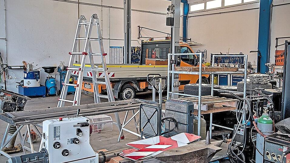 Die neue Werkstattgrube im Landkreisbauhof Zolling wird zum juristischen Streitfall. Die neue Werkstattgrube im Landkreisbauhof Zolling wird zum juristischen Streitfall.