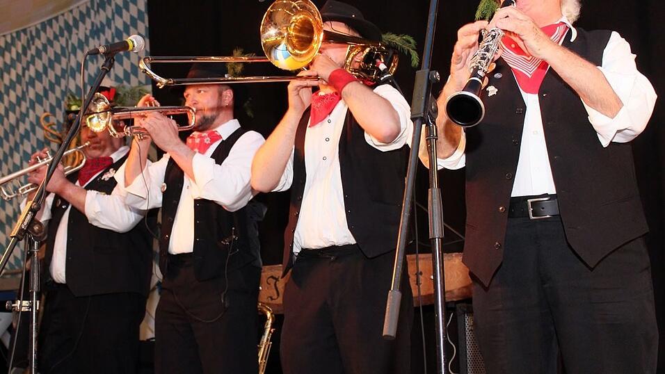 Auch am Freitag war super Stimmung am Ergoldinger Volksfest. Auch am Freitag war super Stimmung am Ergoldinger Volksfest.