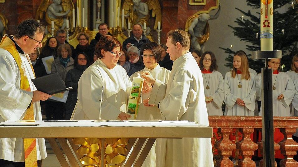 Die Andacht in der Kirche St. Margaret zelebrierten Pfarrer Alexander Blei, Gemeindereferentin Rosemarie Bär-Betz, Pastoralassistentin Yvonne Achilles und Pastoralreferent Phillip Pfeilstetter gemeinsam. Die Andacht in der Kirche St. Margaret zelebrierten Pfarrer Alexander Blei, Gemeindereferentin Rosemarie Bär-Betz, Pastoralassistentin Yvonne Achilles und Pastoralreferent Phillip Pfeilstetter gemeinsam.
