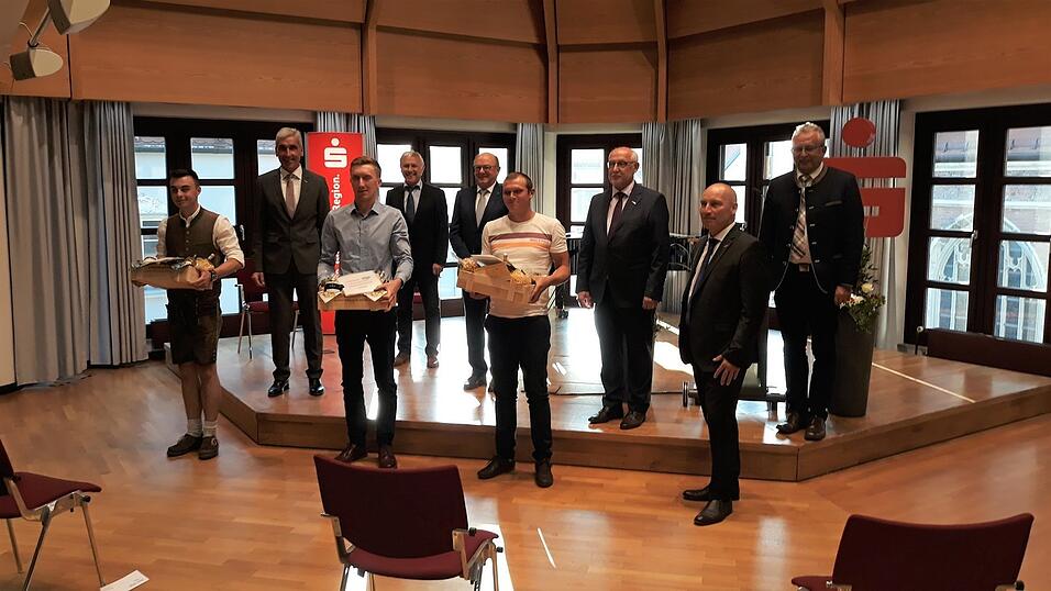 Die Preistr&auml;ger Markus Frankl, Nico Linge und Andreas Je&szlig;berger (1., 3. und 6. v.l.), Sparkassenchef Walter Strohmaier, zweiter B&uuml;rgermeister Albert Solleder, Handwerkskammer-Ehrenpr&auml;sident Franz Prebeck, Vorsitzender Handwerksmeister G&uuml;nther Hartl, Handwerkskammer-Gesch&auml;ftsf&uuml;hrer Stefan Griesbeck, Landrat Josef Laumer (von links).