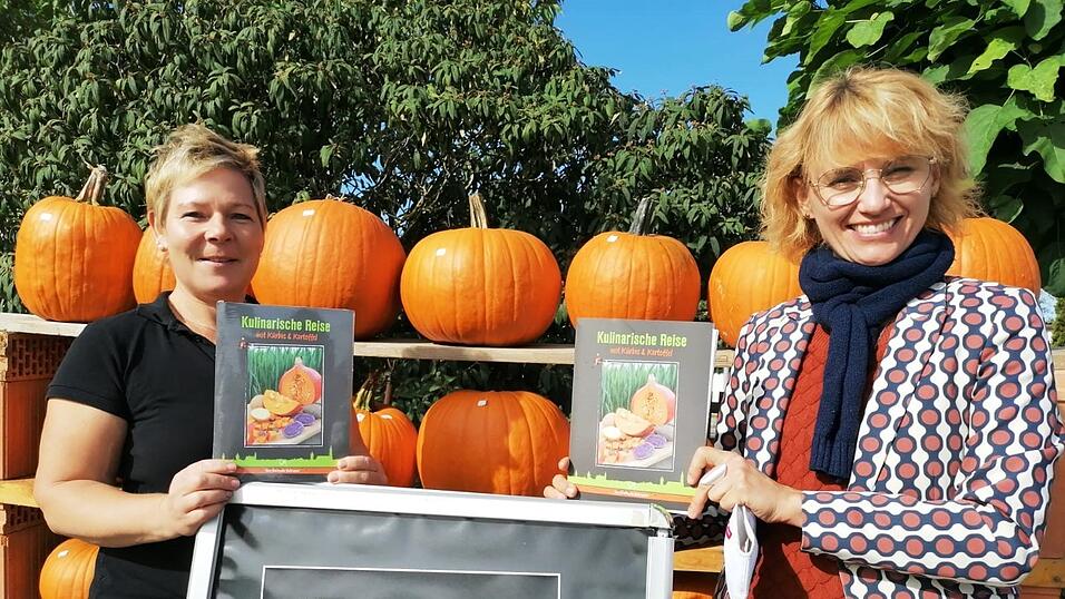 Gerlinde Schreyer (links) vom Schreyerhof in Atting und Claudia Karl-Fischer (rechts), Marketingleiterin vom Verlag Attenkofer/Straubinger Tagblatt/Landshuter Zeitung pr&auml;sentierten gemeinsam das neue Buch 'kulinarische Reise von K&uuml;rbis und Kartoffel'.