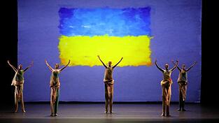 Die ukrainischen Farben am Ende von Alexei Ratmanskys Mussorgsky-Ballett 'Bilder einer Ausstellung' Die ukrainischen Farben am Ende von Alexei Ratmanskys Mussorgsky-Ballett 'Bilder einer Ausstellung'