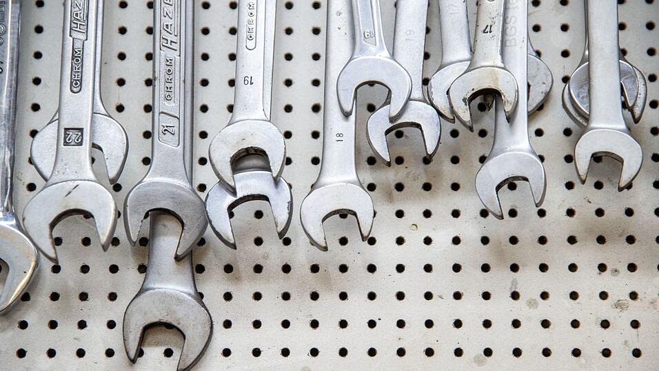 Viele bayerische Unternehmen wollen nach einer neuen Firmenumfrage Produktion ins Ausland verlagern. (Symbolbild) Viele bayerische Unternehmen wollen nach einer neuen Firmenumfrage Produktion ins Ausland verlagern. (Symbolbild)