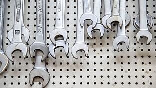 Viele bayerische Unternehmen wollen nach einer neuen Firmenumfrage Produktion ins Ausland verlagern. (Symbolbild)