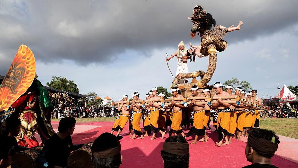 Die kunstvoll gestalteten Skulpturen, Ogoh-Ogoh genannt, stehen f&uuml;r b&ouml;se Geister &ndash; und werden in einem symbolischen Akt der Reinigung verbrannt.