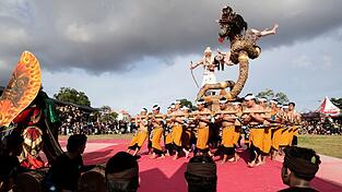 Die kunstvoll gestalteten Skulpturen, Ogoh-Ogoh genannt, stehen f&uuml;r b&ouml;se Geister &ndash; und werden in einem symbolischen Akt der Reinigung verbrannt.