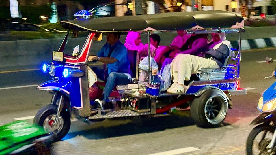 Für Touristen aus aller Welt gehört eine Fahrt mit einem knatternden Tuk-Tuk zum Bangkok-Besuch einfach dazu. Für Touristen aus aller Welt gehört eine Fahrt mit einem knatternden Tuk-Tuk zum Bangkok-Besuch einfach dazu.