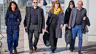 Linke-Fraktionschefin Elif Eralp (l) traf sich mit einer Delegation ihrer Partei bereits dreimal mit Vertretern von Grünen und SPD. Heute steht das nächste Gespräch an. Linke-Fraktionschefin Elif Eralp (l) traf sich mit einer Delegation ihrer Partei bereits dreimal mit Vertretern von Grünen und SPD. Heute steht das nächste Gespräch an.