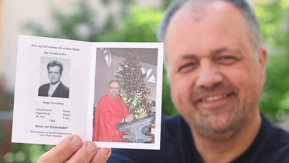 Damals und heute: Seit 25 Jahren ist Holger Kruschina Priester. Das feiert er am Montag mit zahlreichen Wegbegleitern und der Pfarrgemeinde, wozu es ein Andenkenbildchen mit den Daten der Primiz 1996 und dem beruflichen Werdegang geben wird. Damals und heute: Seit 25 Jahren ist Holger Kruschina Priester. Das feiert er am Montag mit zahlreichen Wegbegleitern und der Pfarrgemeinde, wozu es ein Andenkenbildchen mit den Daten der Primiz 1996 und dem beruflichen Werdegang geben wird.