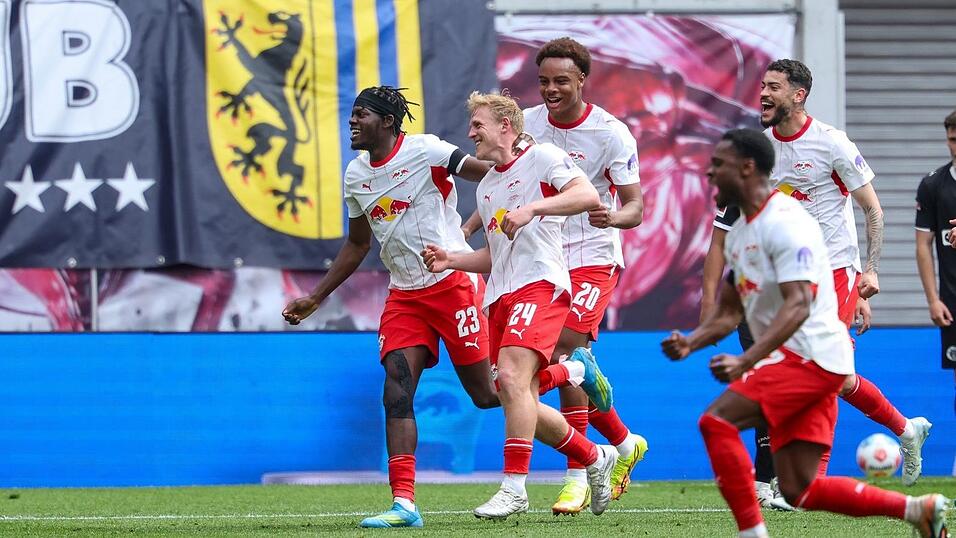 Xaver Schlager (2.v.l.) wird als Torsch&uuml;tze gefeiert.