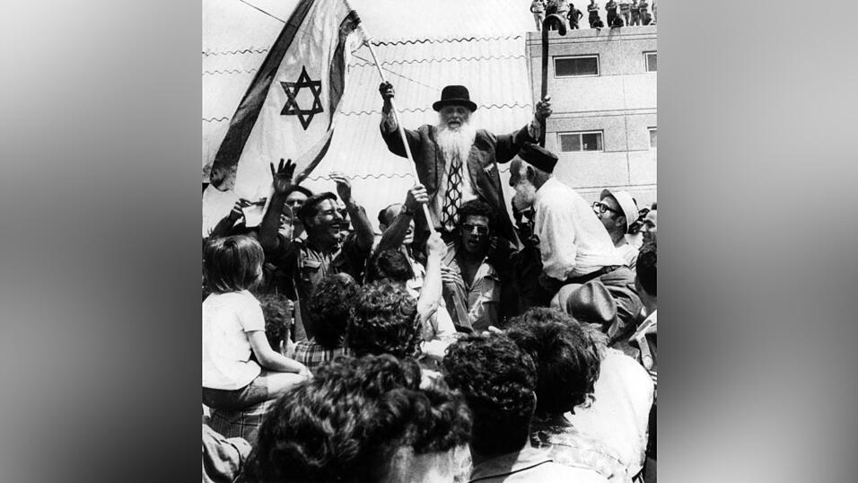 Verwandte und Freunde bejubeln im Juli 1976 auf dem Ben Gurion Flughafen in Tel Aviv die R&uuml;ckkehr der Geiseln. (Archivbild)